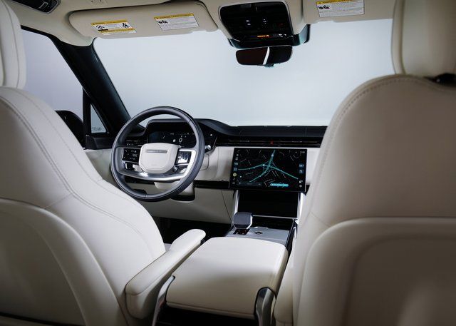2025 Land Rover Range Rover SE photo 14