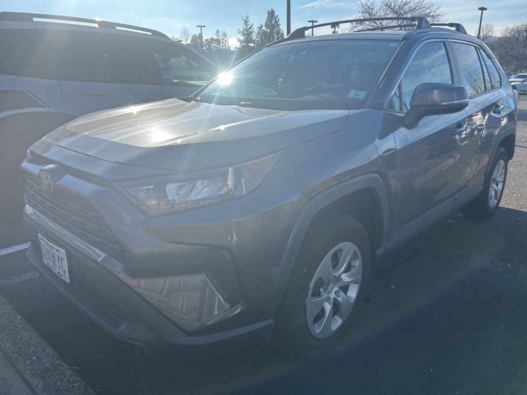 2021 Toyota RAV4 LE's photo