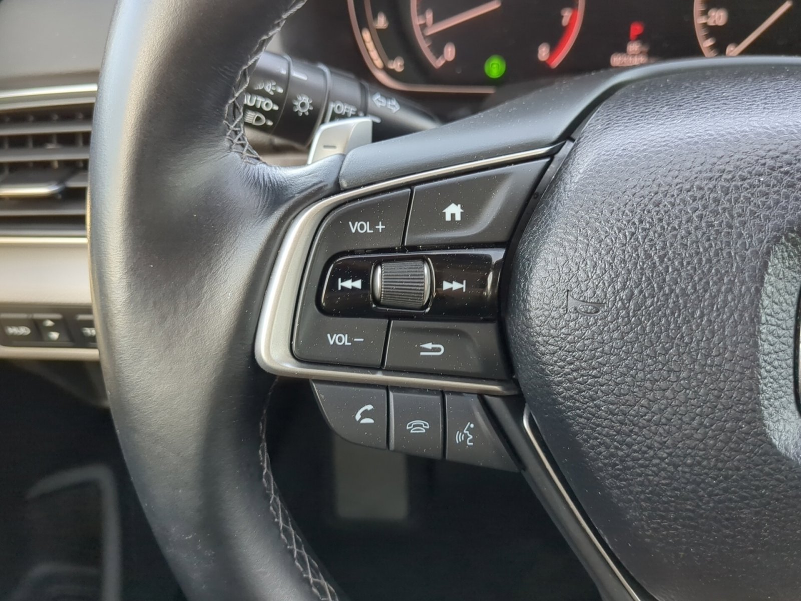 2018 Honda Accord Touring 2.0T photo 16