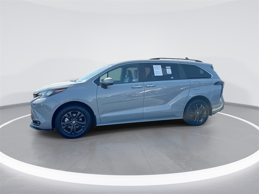 2024 Toyota Sienna LE photo 5