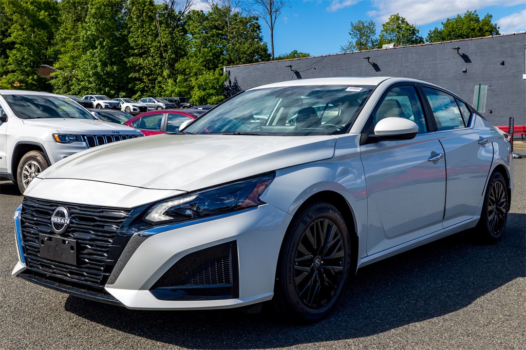2025 Nissan Altima SV's photo