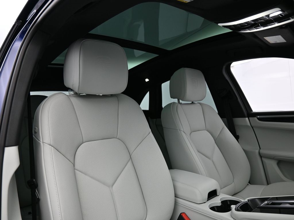 2026 Porsche Macan T photo 25