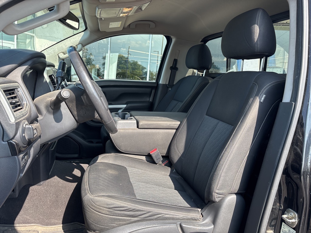 2017 Nissan Titan SV photo 7
