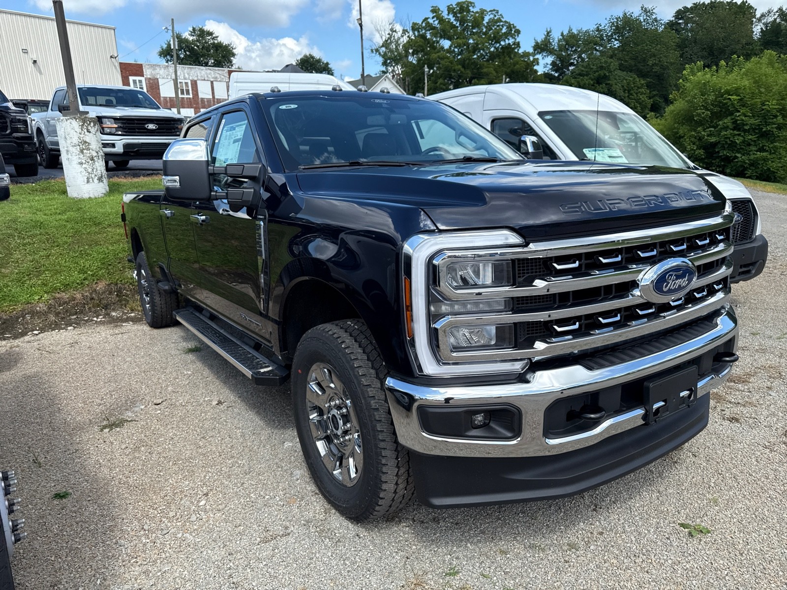 2025 Ford F-350 Lariat photo 2