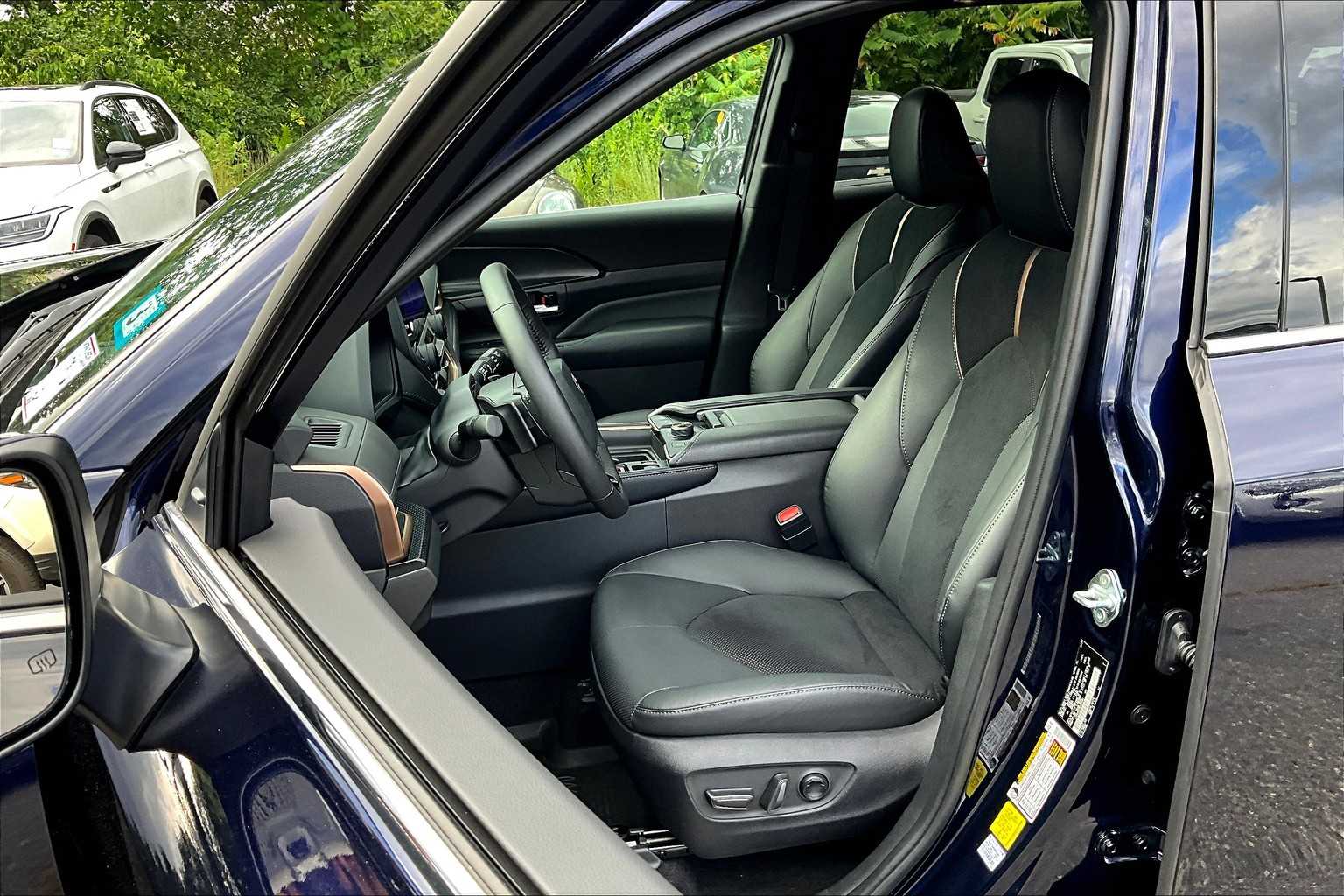 2024 Toyota Highlander Hybrid Platinum photo 8
