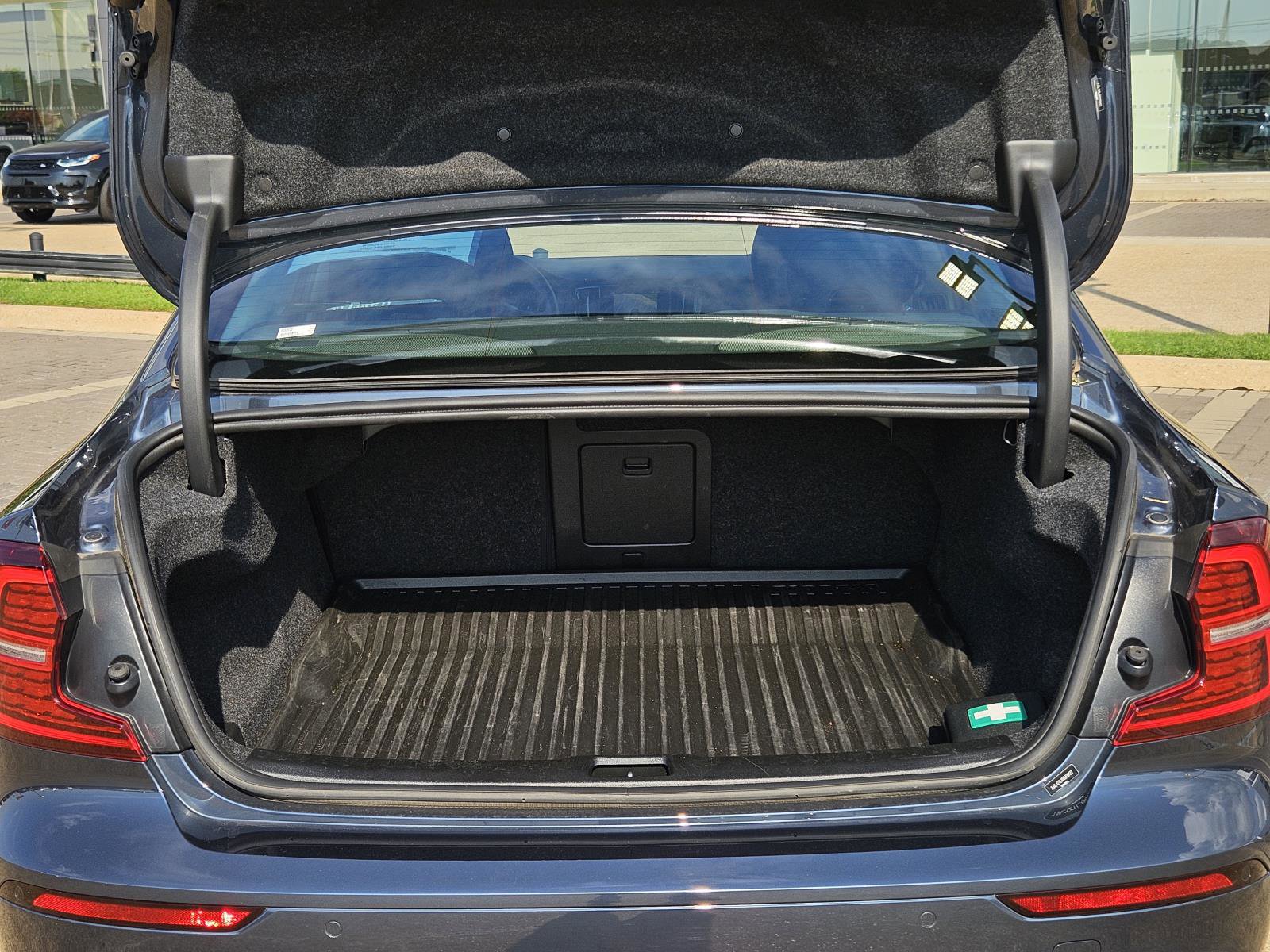 2024 Volvo S60 B5 AWD Plus photo 8