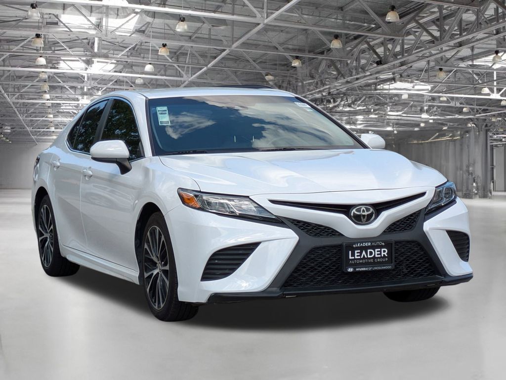 2018 Toyota Camry SE photo 3