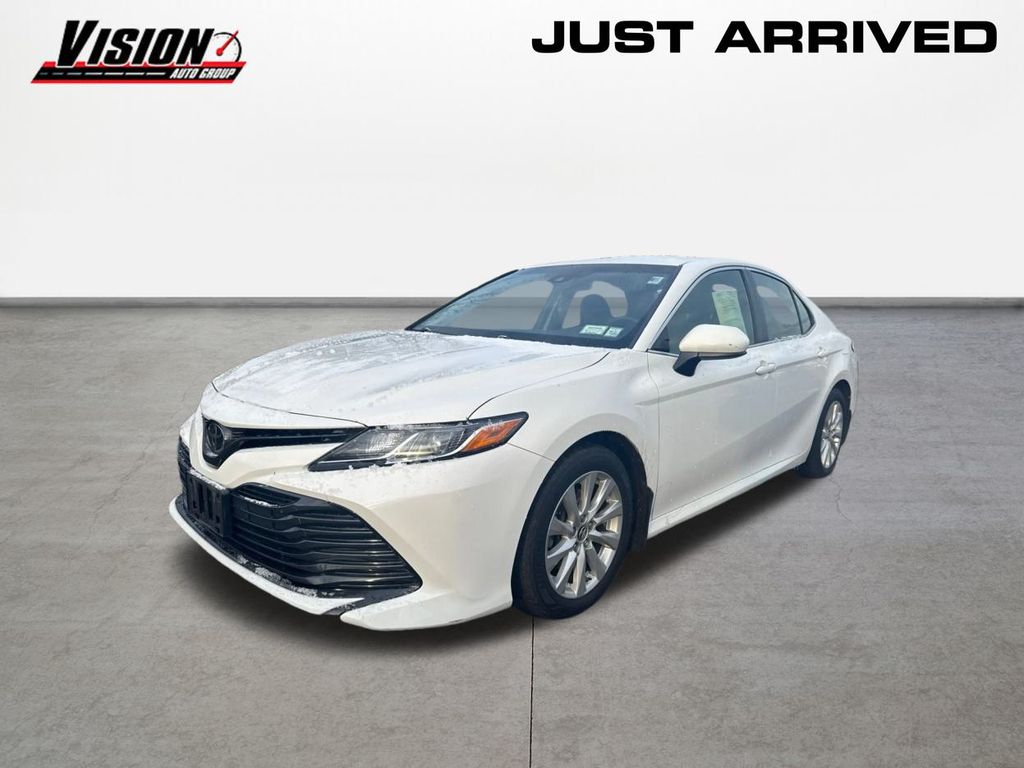 2018 Toyota Camry LE's photo