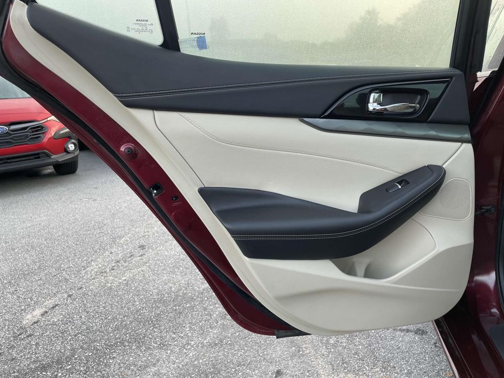 2020 Nissan Maxima SV photo 2