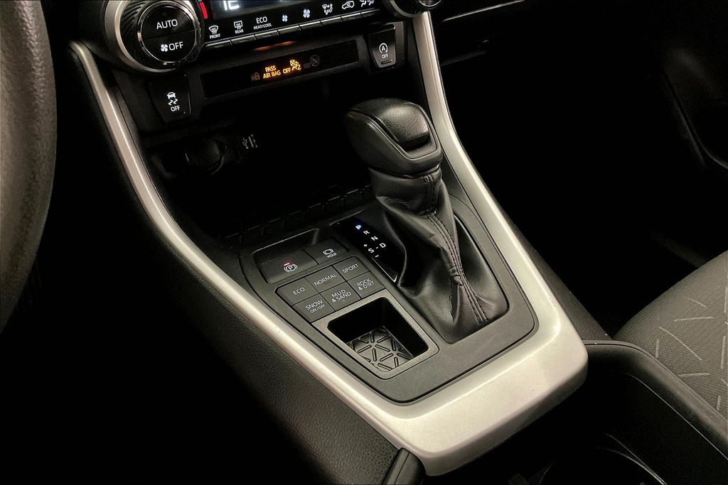 2024 Toyota RAV4 XLE photo 28