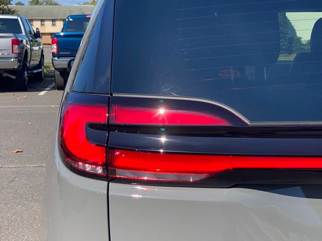 2025 Chrysler Pacifica Limited photo 13