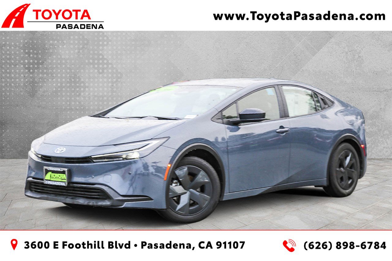 2025 Toyota Prius LE's photo