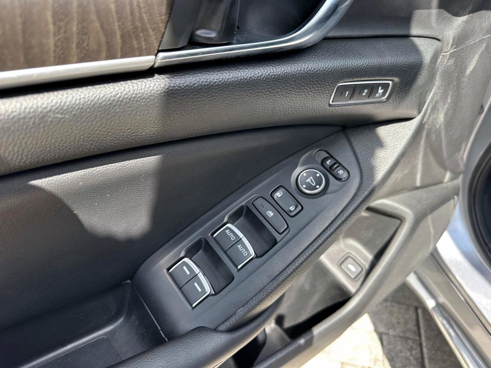 2020 Honda Accord Hybrid EX-L photo 17