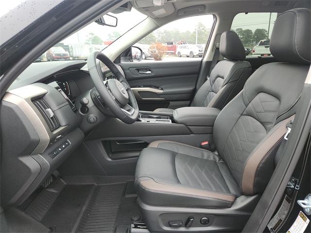 2025 Nissan Pathfinder Platinum photo 5