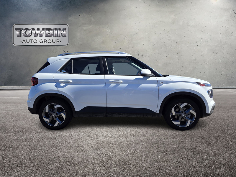 2025 Hyundai Venue SEL photo 3