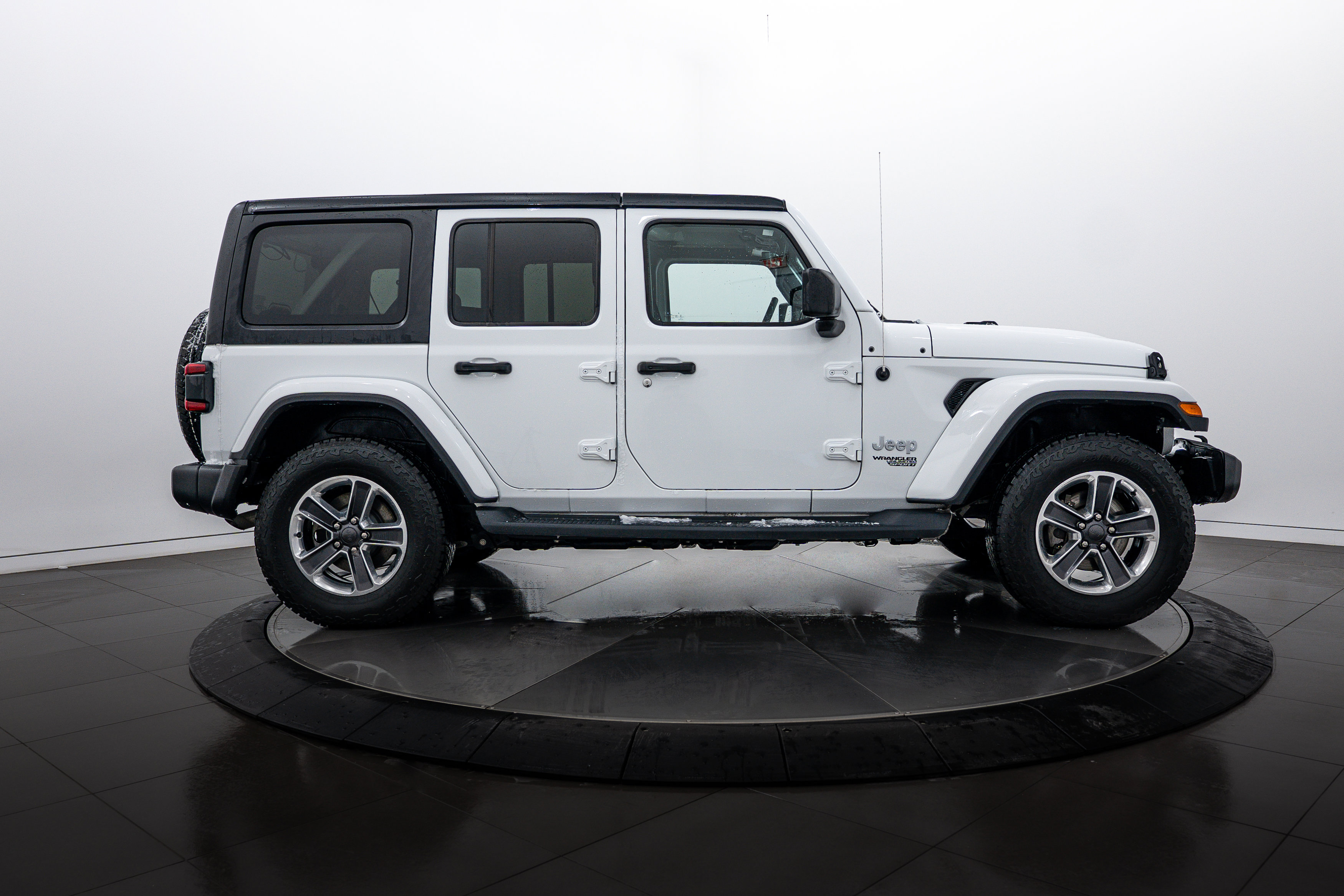 2020 Jeep Wrangler Unlimited Sahara photo 3