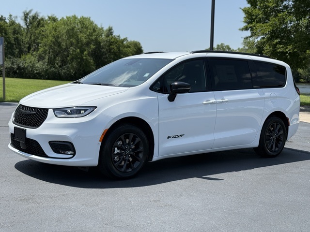 2025 Chrysler Pacifica photo 2