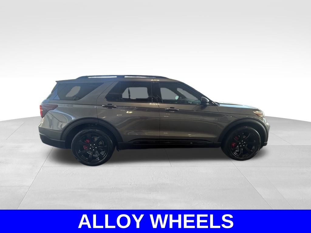 2022 Ford Explorer ST photo 3