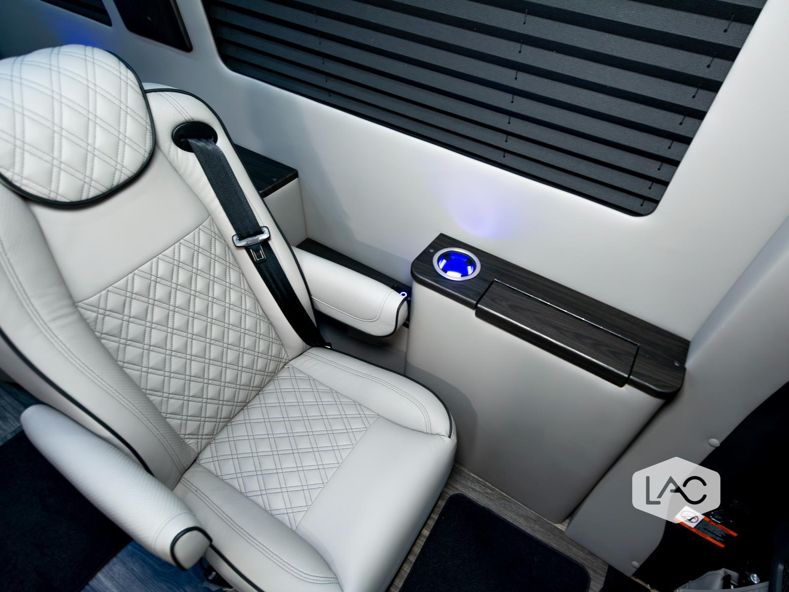 2025 Mercedes Benz Sprinter 3500 photo 4