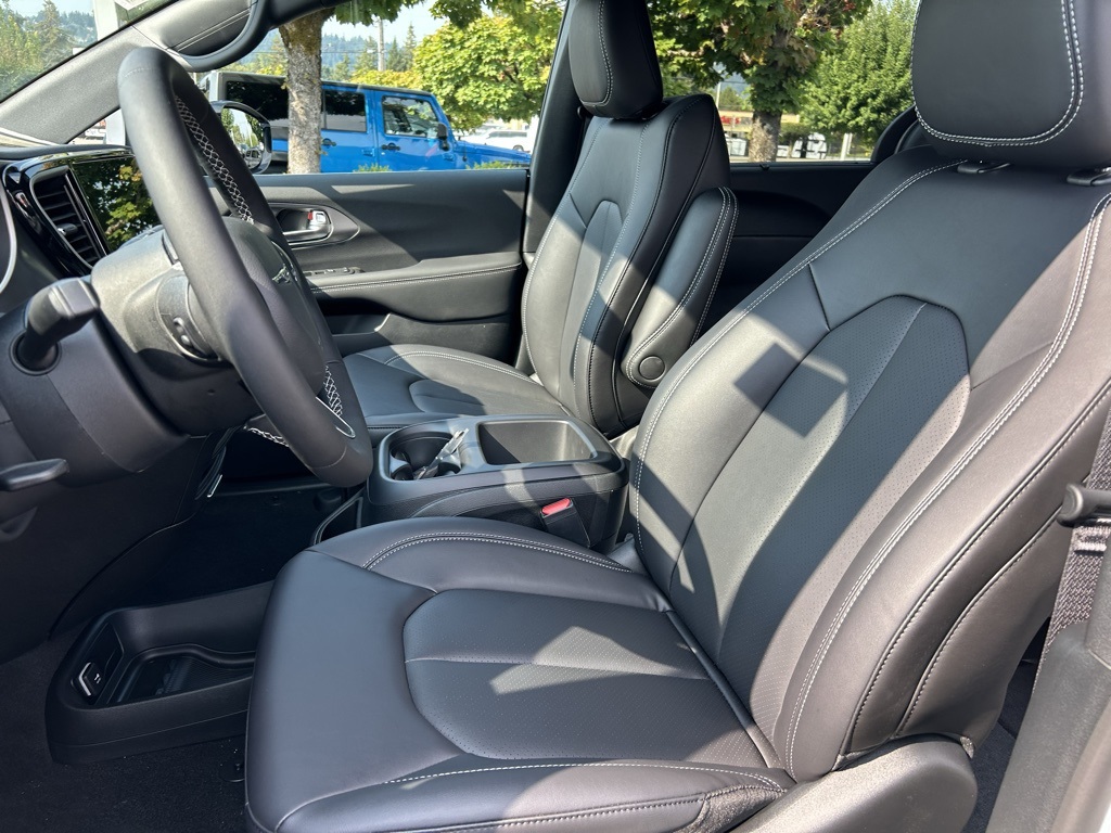 2026 Chrysler Pacifica photo 21