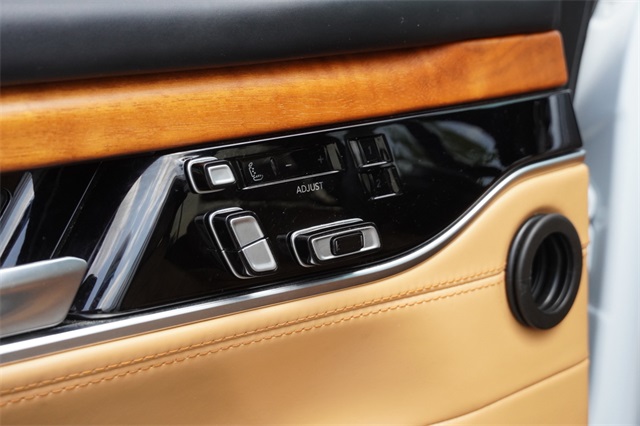 2023 Jeep Grand Wagoneer III photo 18