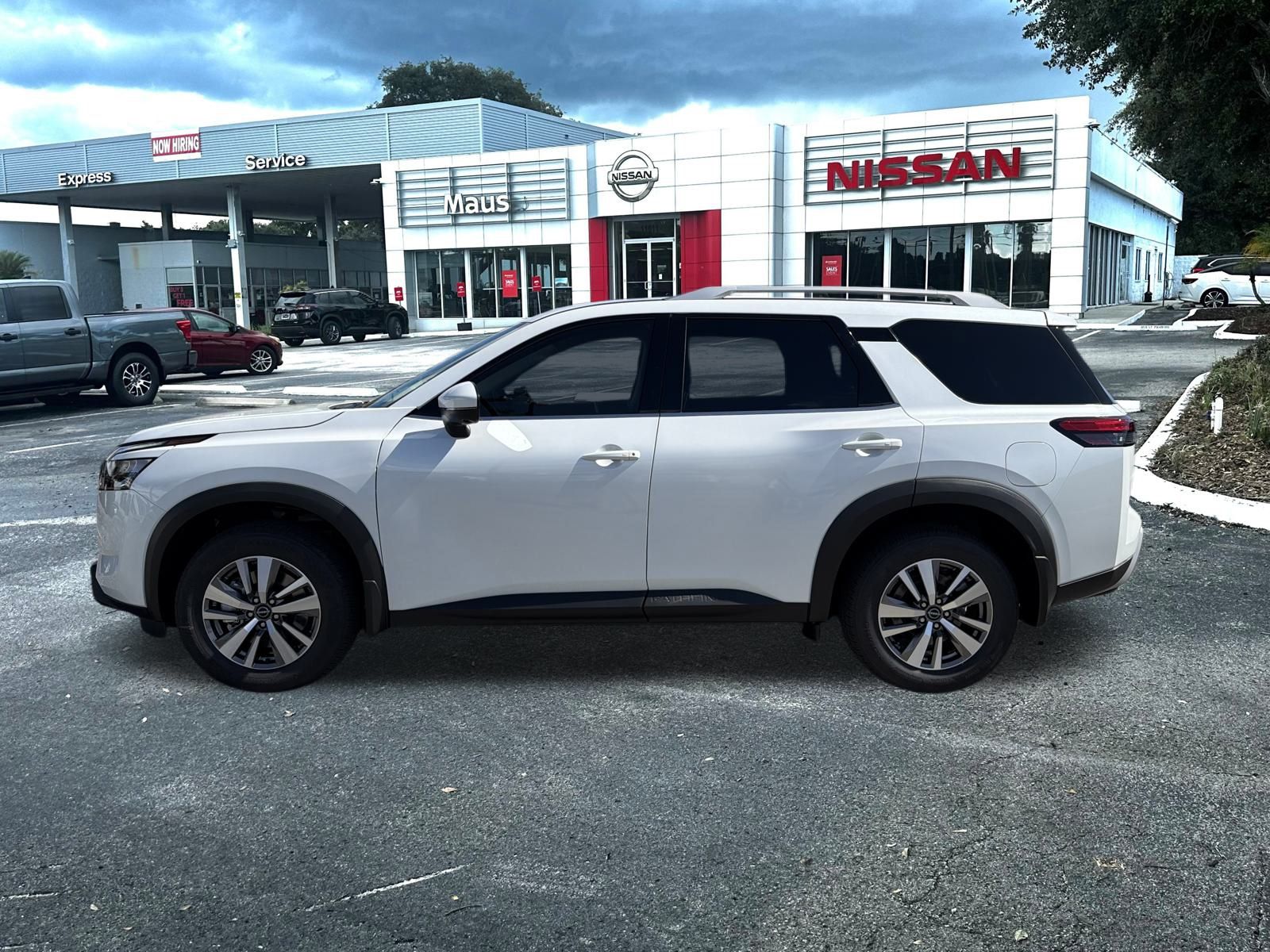 2025 Nissan Pathfinder SL photo 4