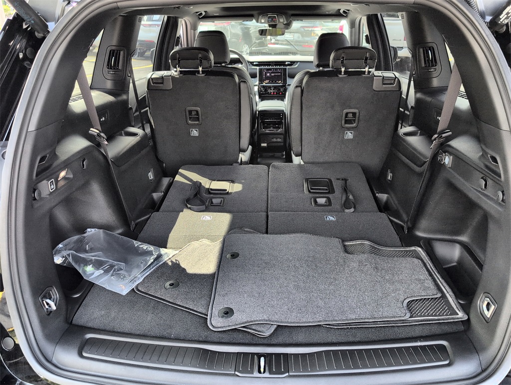 2025 Jeep Grand Cherokee Laredo Altitude photo 24