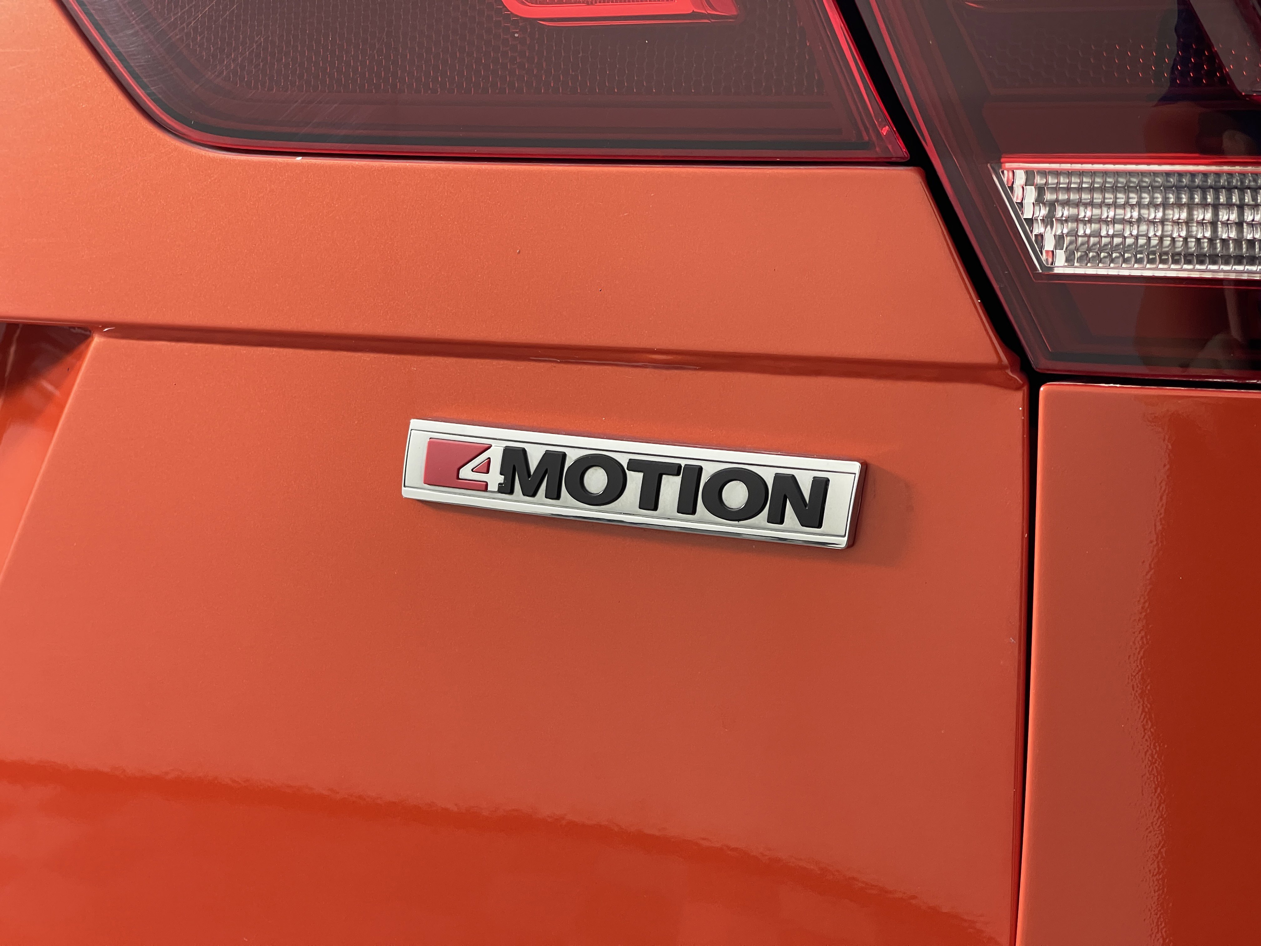 2019 Volkswagen Tiguan SEL Premium photo 4