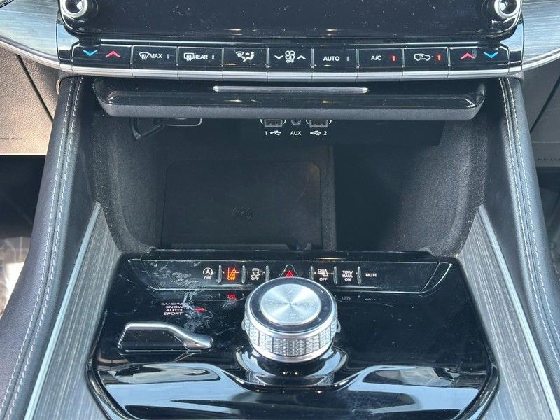 2023 Jeep Wagoneer L Series II photo 13