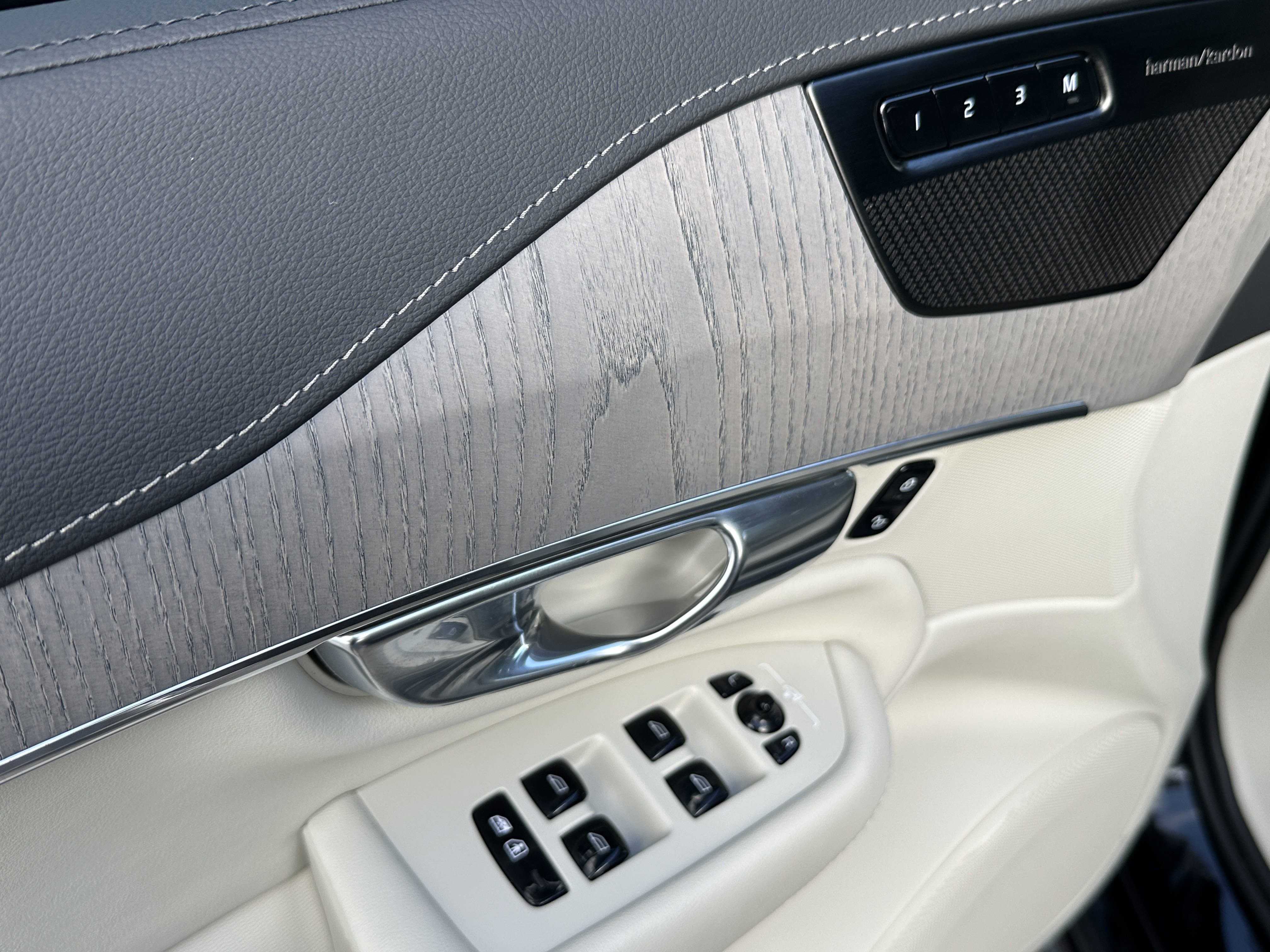 2025 Volvo XC90 photo 3
