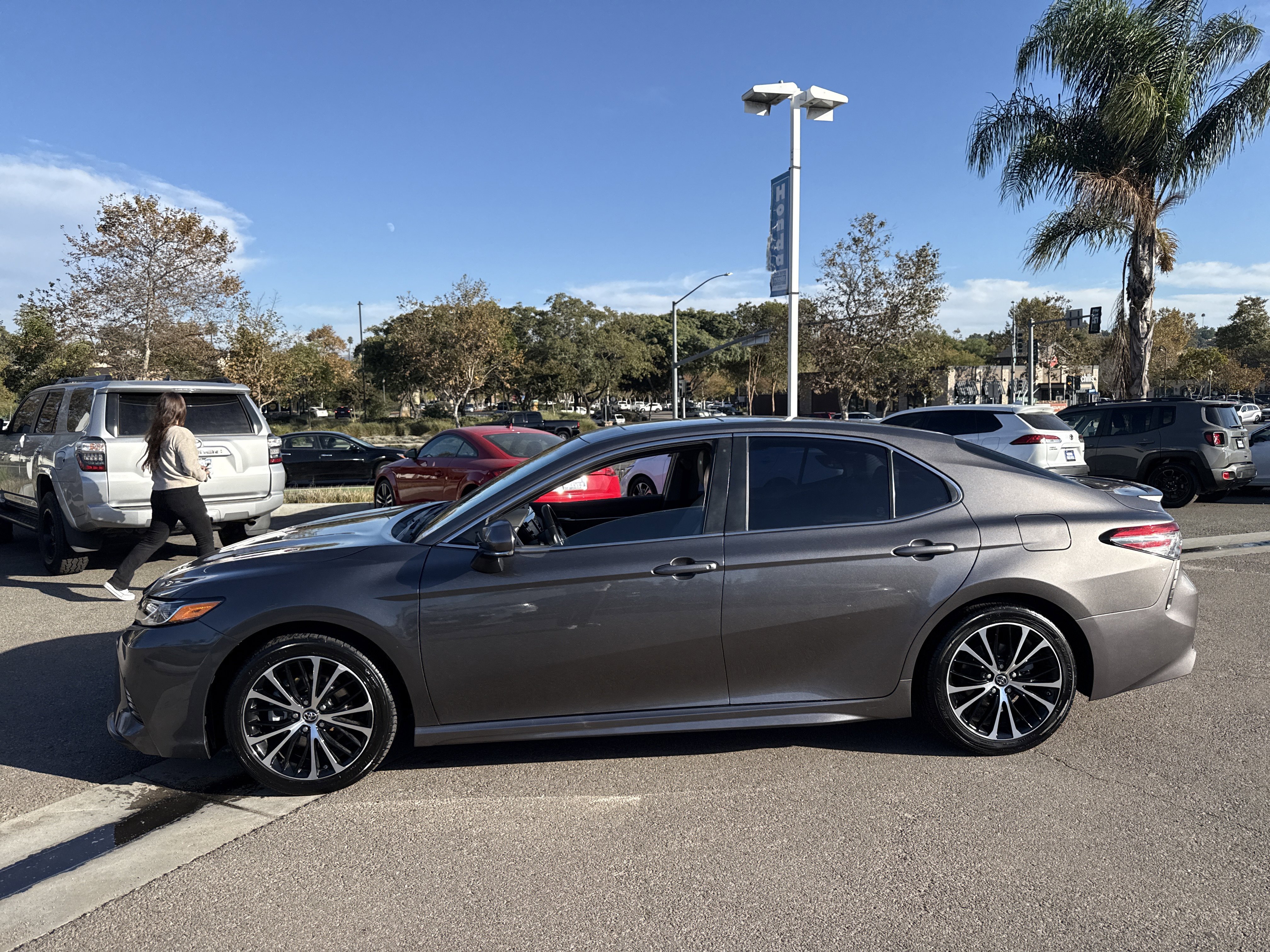 Used 2018 Toyota Camry SE with VIN 4T1B11HK5JU607681 for sale in Vista, CA