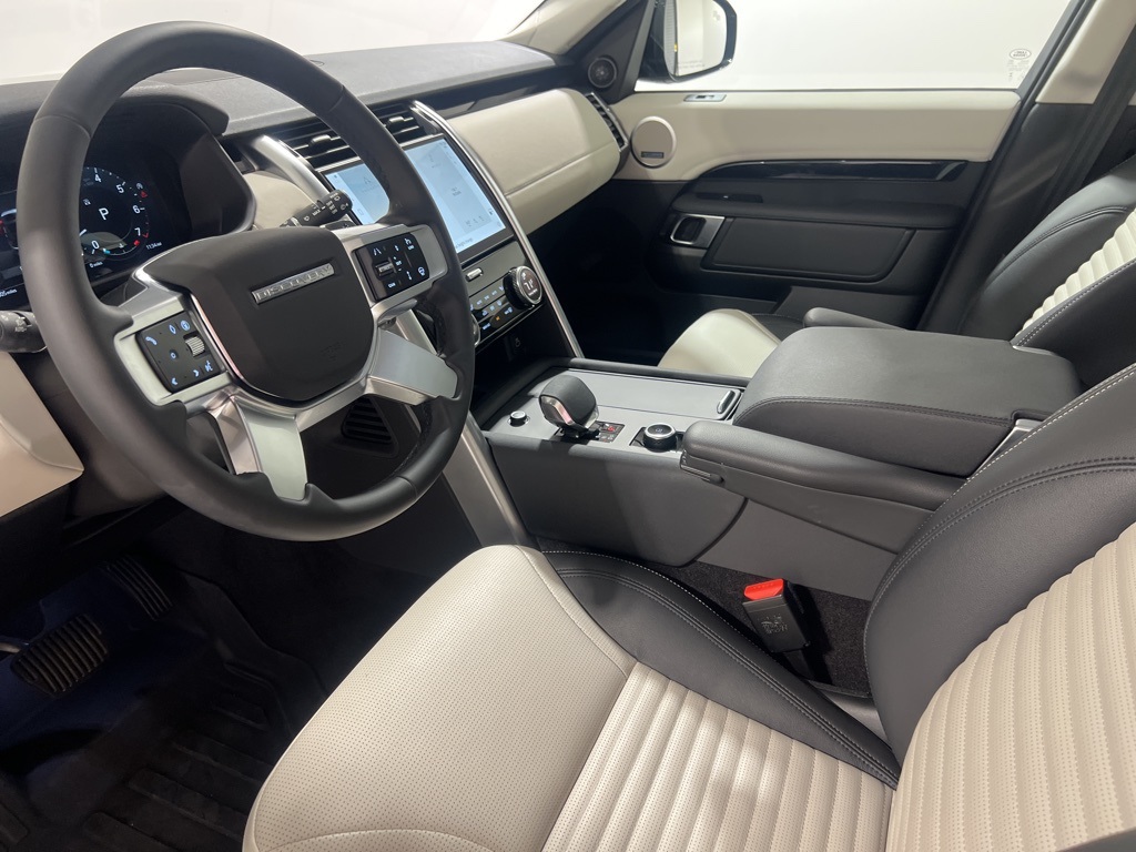 2025 Land Rover Discovery S photo 9