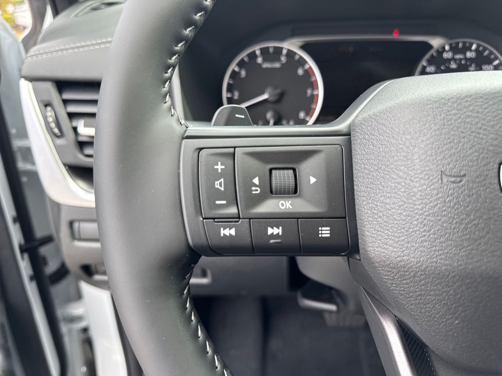 2026 Nissan Rogue SV photo 13