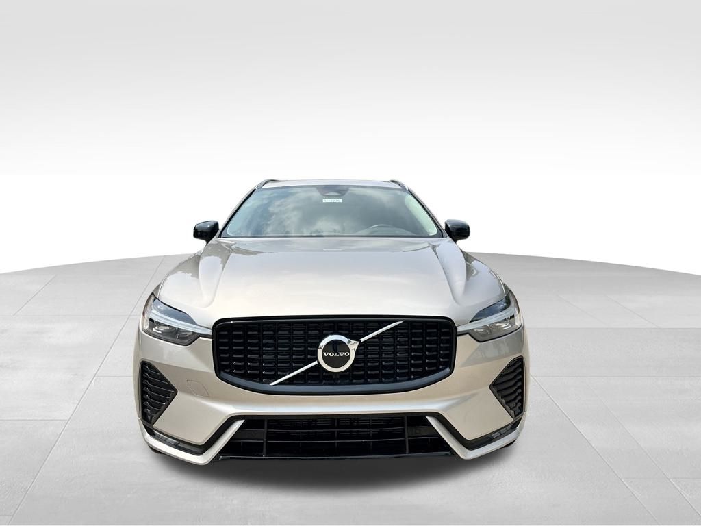2025 Volvo XC60 B5 Core photo 2