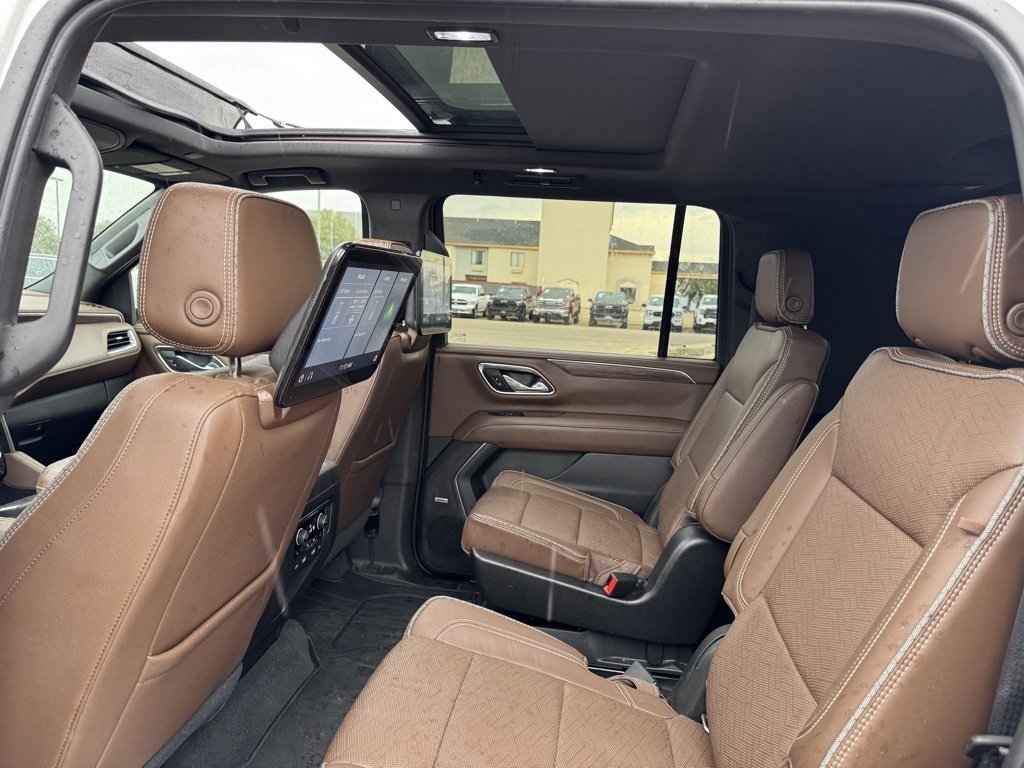 2021 Chevrolet Suburban High Country photo 2