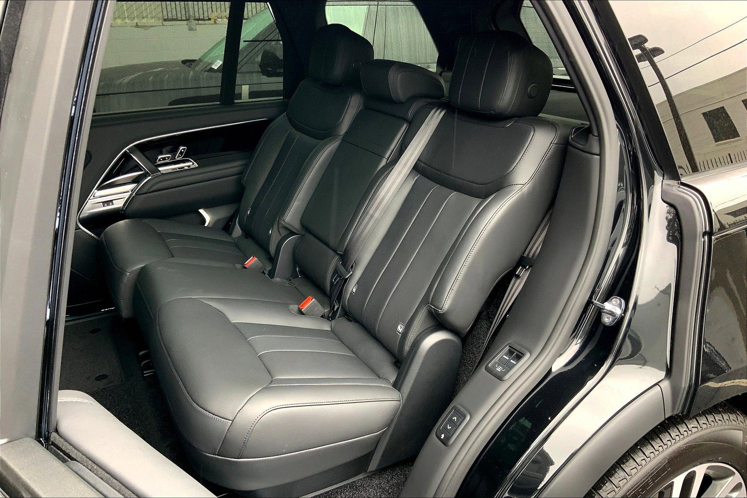 2025 Land Rover Range Rover SE photo 12