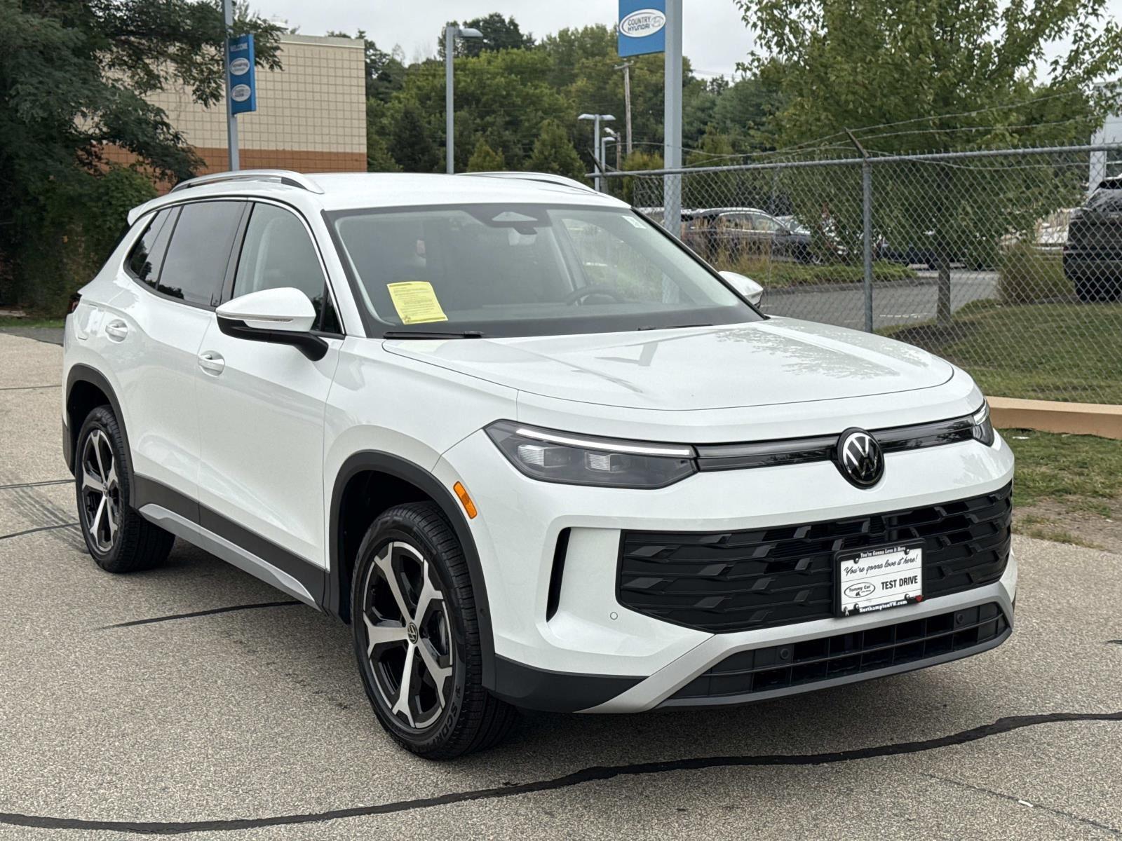 2025 Volkswagen Tiguan SE photo 3