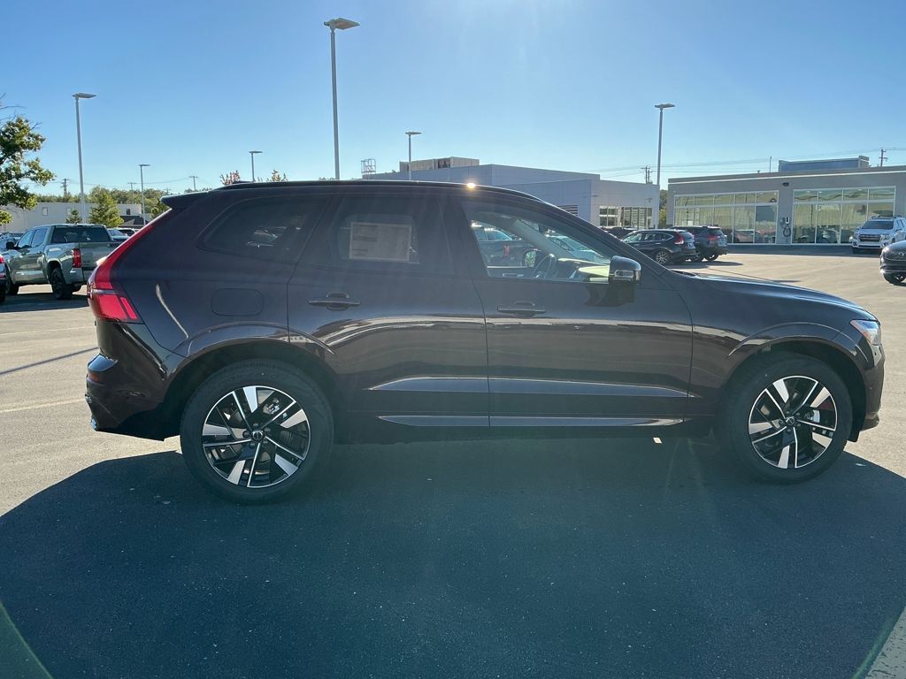 2026 Volvo XC60 B5 Plus photo 4