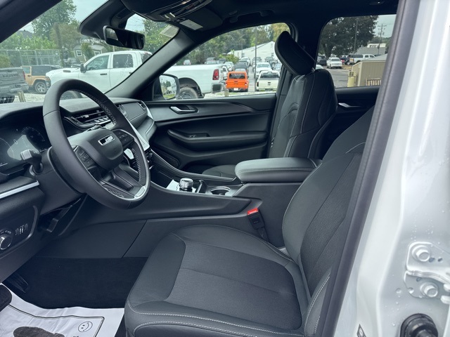 2025 Jeep Grand Cherokee Laredo X photo 13