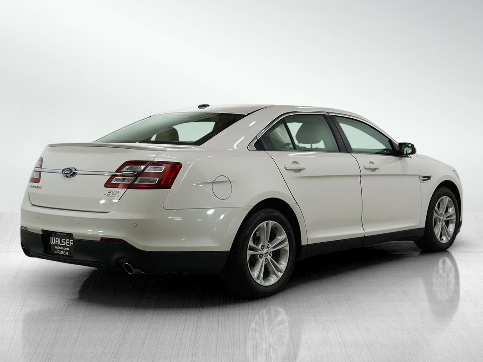 2016 Ford Taurus SEL photo 4