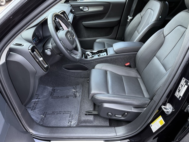 2025 Volvo XC40 Plus photo 9