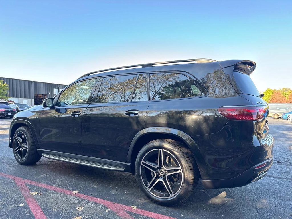 2026 Mercedes Benz GLS 450 4MATIC photo 2