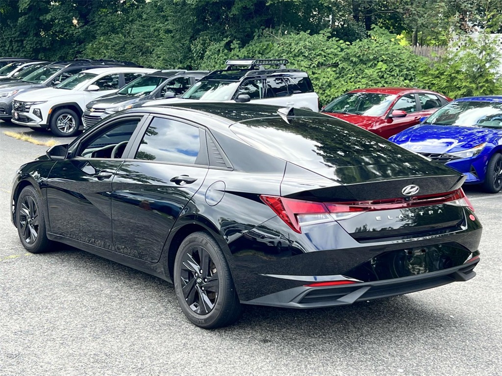 2022 Hyundai Elantra SEL photo 4