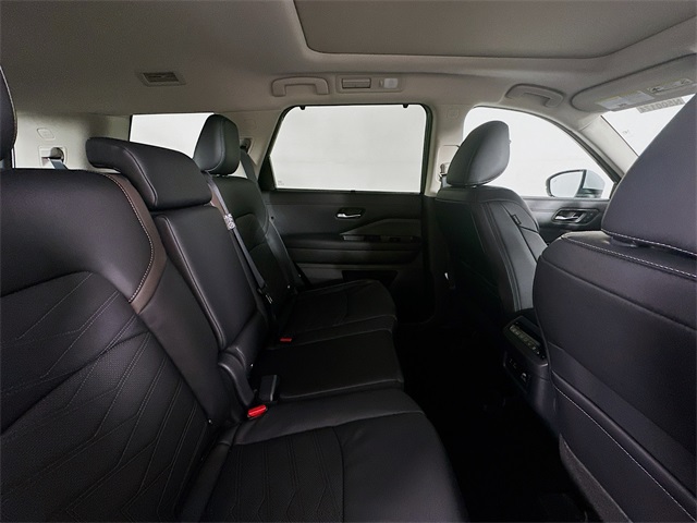 2025 Nissan Pathfinder Platinum photo 28