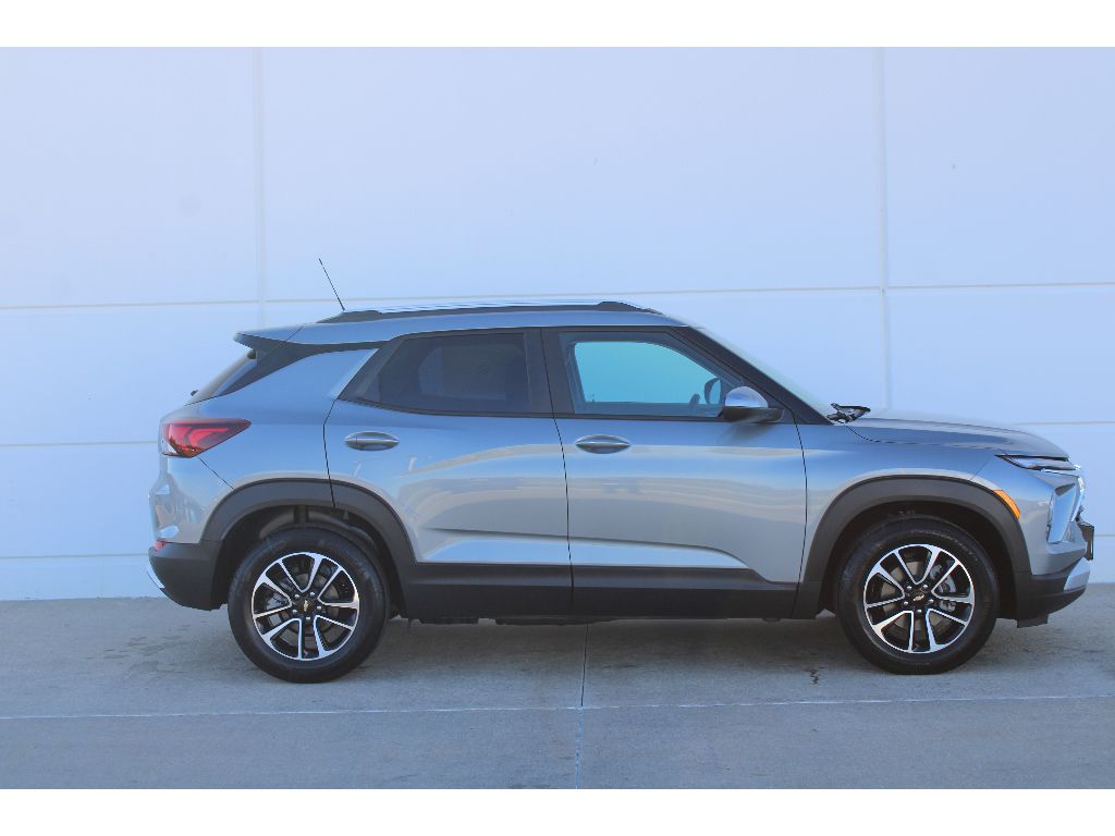 2026 Chevrolet Trailblazer LT photo 2