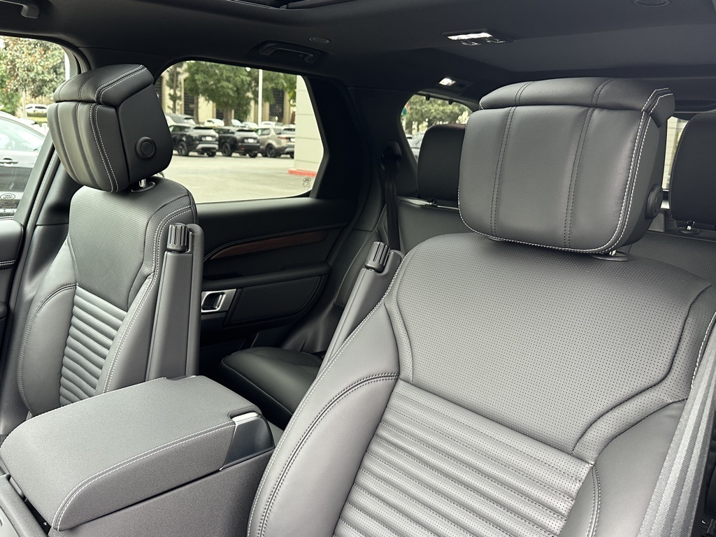 2025 Land Rover Discovery SE photo 10