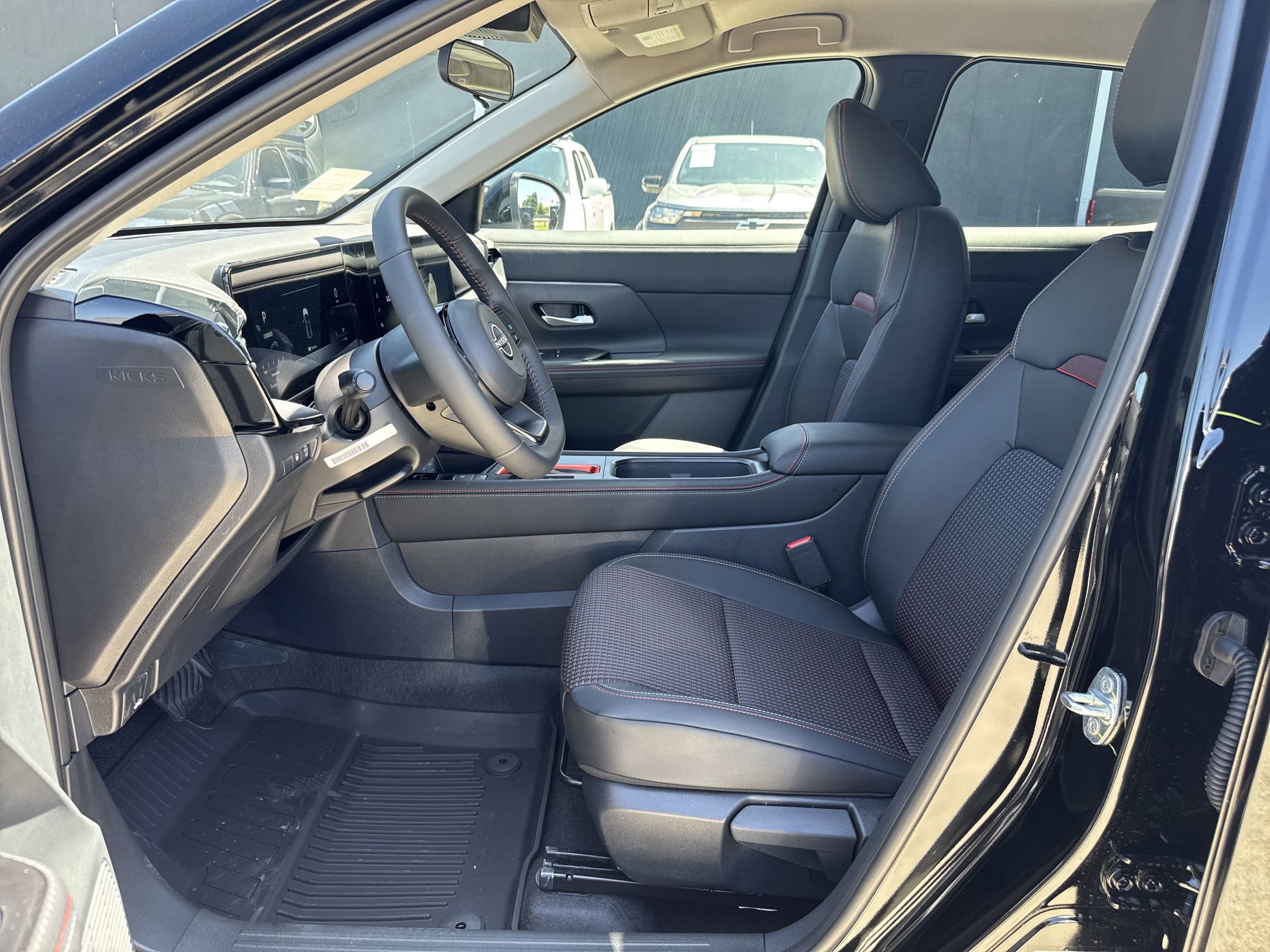 2025 Nissan Kicks SR photo 4