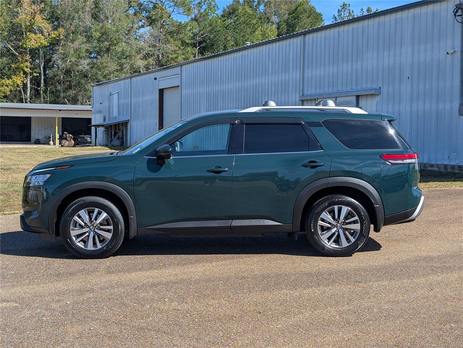 2022 Nissan Pathfinder SL photo 2