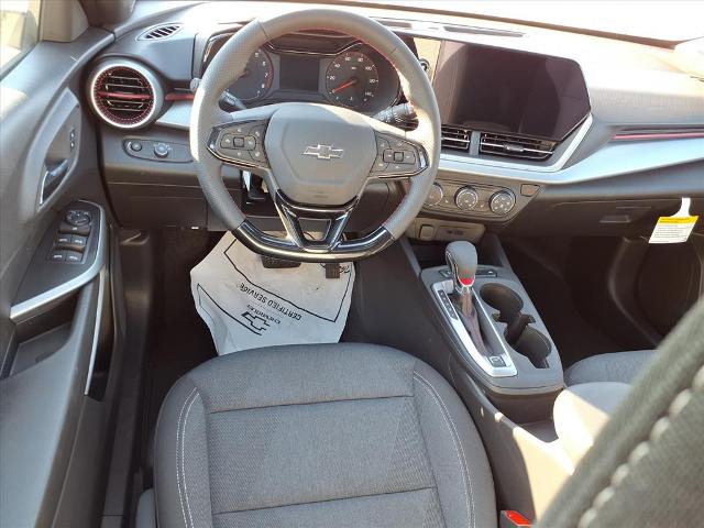 2025 Chevrolet Trax photo 2