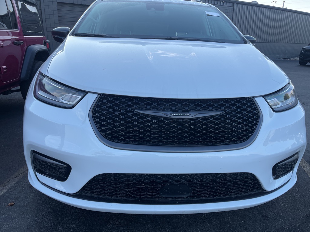 2024 Chrysler Pacifica Touring L photo 3